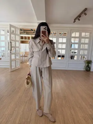 Daniela Taş Kendinden Kemerli Pantolon-Omuz Manşetli Gömlek Takım