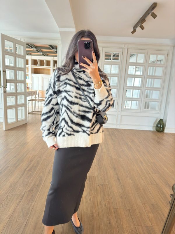 Oreka Krem-Siyah Şardonlu Zebra Desen Triko